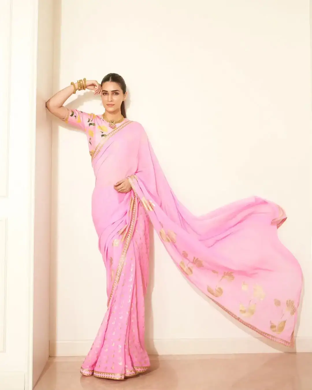 BOLLYWOOD ACTRESS KRITI SANON IN PINK SAREE